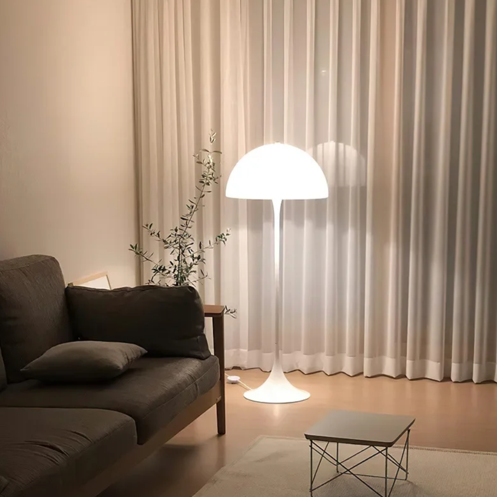 Moderne Stehlampe mit Kuppelschirm und Trompetenfuß – Skandinavischer Stil