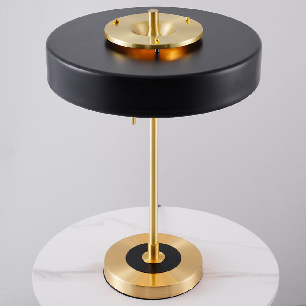 Tischlampe aus gesponnenem Metall mit Zugkette und Acryl-Diffusor – Industrial