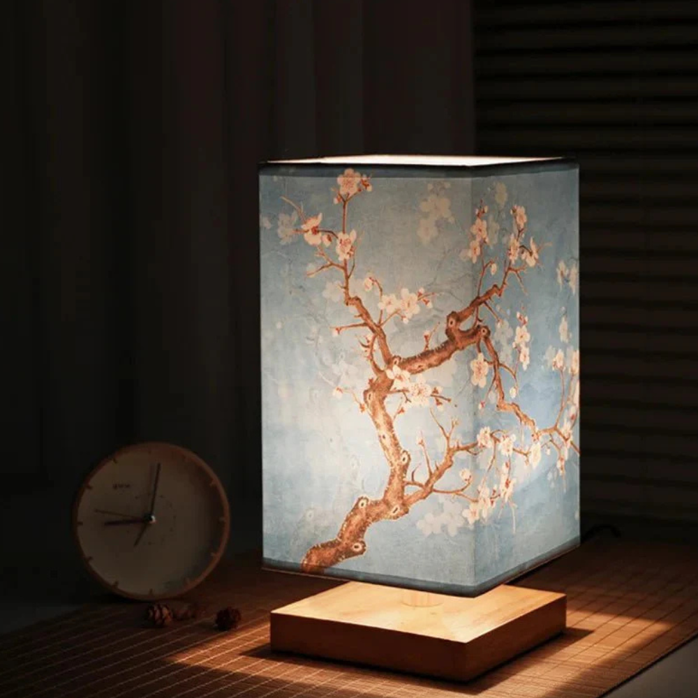 Asiatisch inspirierte Stoffboxlampe mit Holzsockel – Künstlerische Blumenakzentlampe
