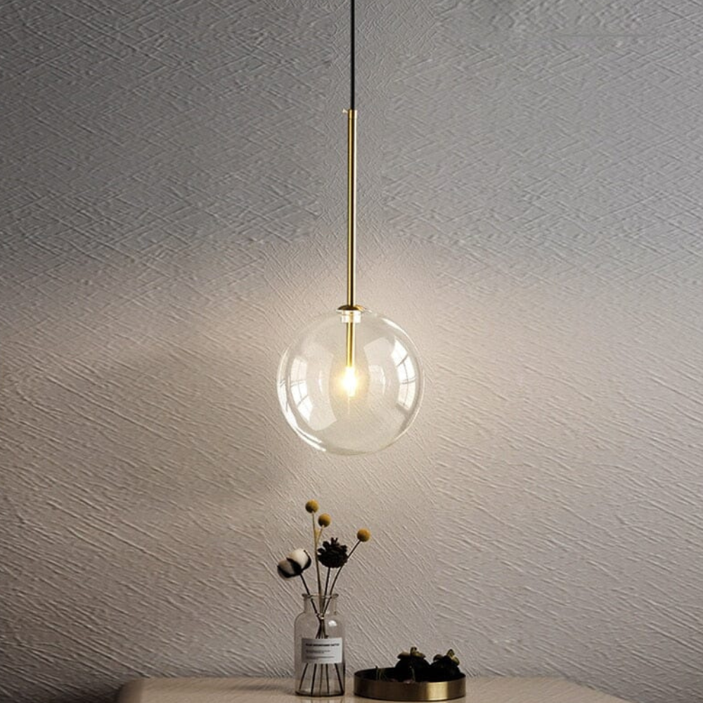 Klarer Glas-Kugelpendelleuchte mit Goldstab – Modern Skandinavisch