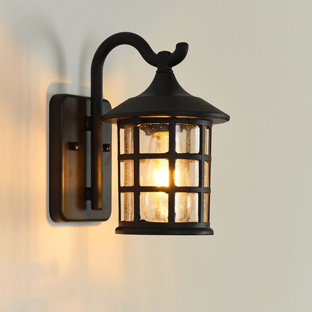 LED-Veranda-Laterne mit klassischer europäischer Silhouette und schwarzer oder bronzefarbener Oberfläche – Zeitgenössische Wandleuchte