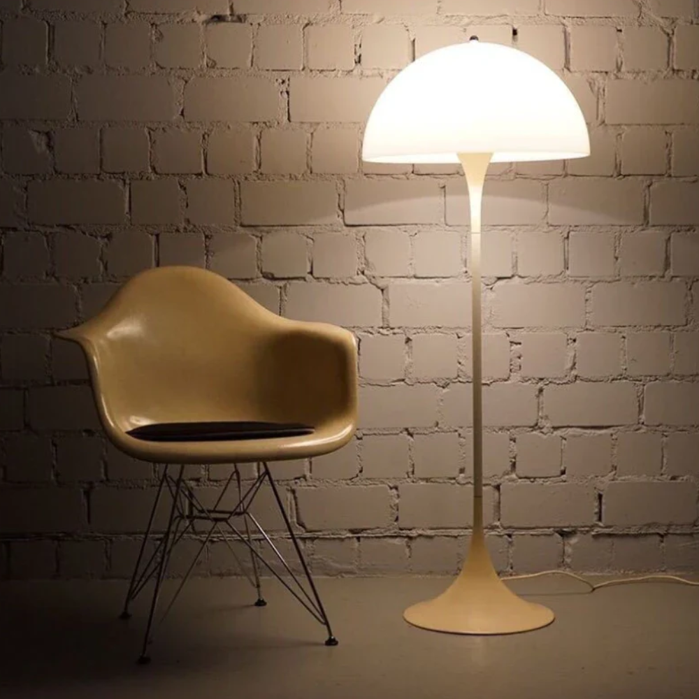 Moderne Stehlampe mit Kuppelschirm und Trompetenfuß – Skandinavischer Stil