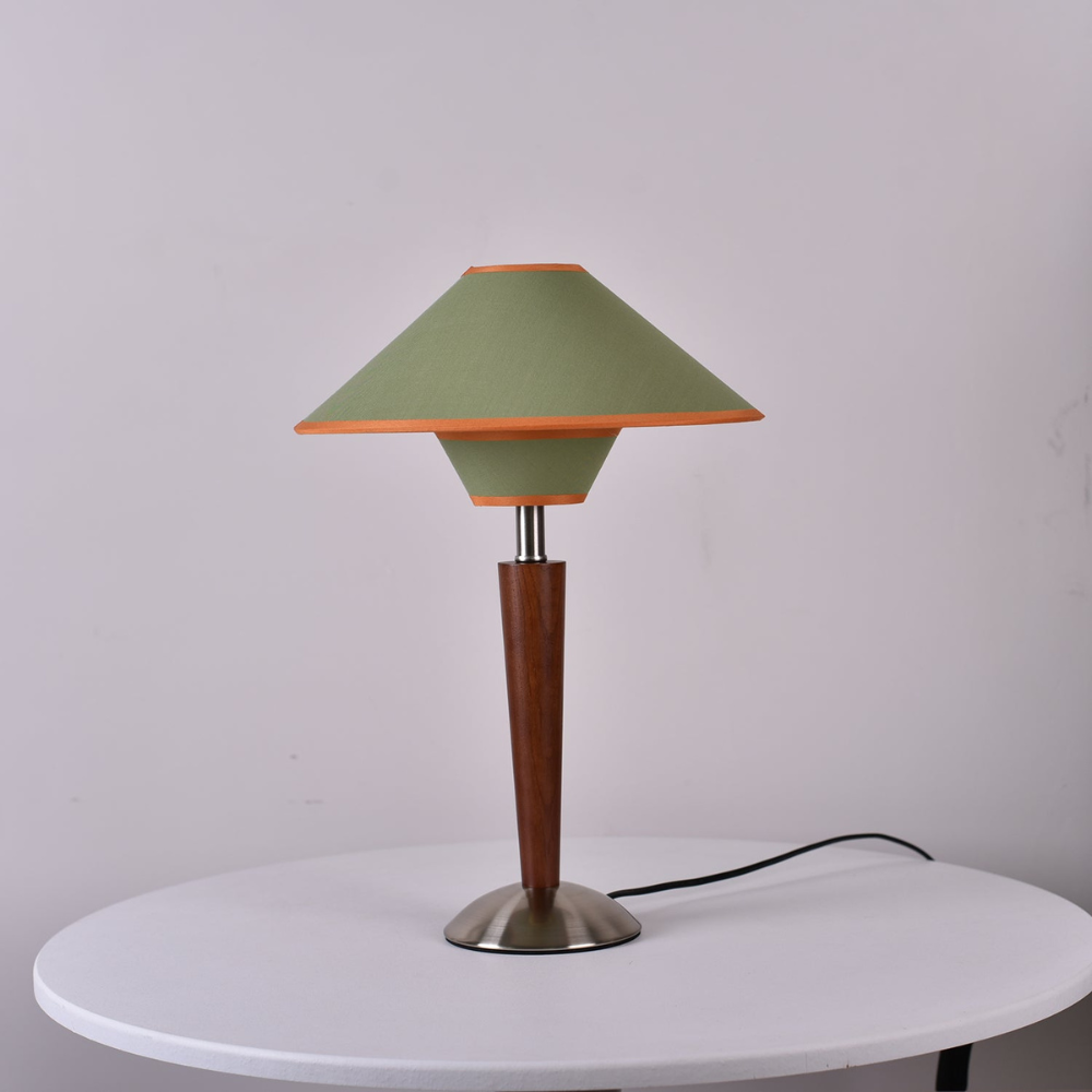 Lampe de table moderne à pied effilé du milieu du siècle avec abat-jour en tissu évasé