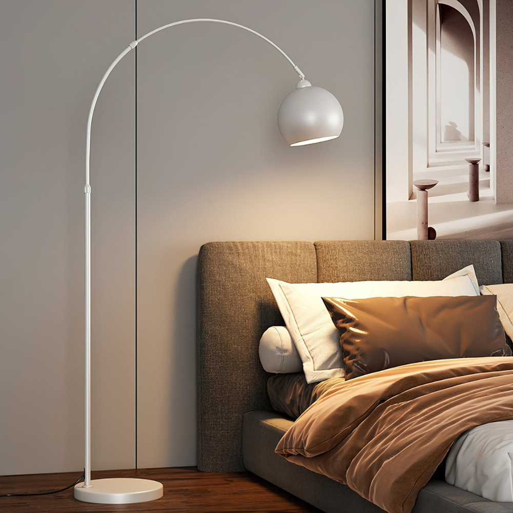 Bogen-Stehlampe mit kugelförmigem Metallschirm und Edelstahlgestell