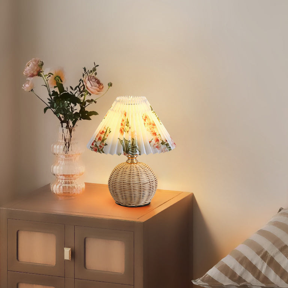 Moderne Tischlampe mit plissiertem Schirm – Nachttischlampe aus natürlichem Rattangeflecht