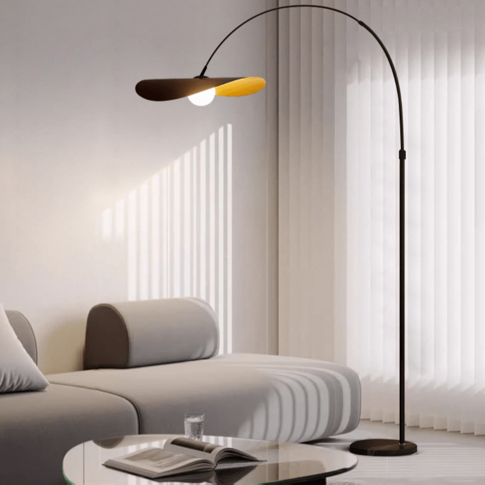 Bogen-Stehlampe mit welligem Blütenschirm und Eisenrahmen – Wabi-Sabi-Stil