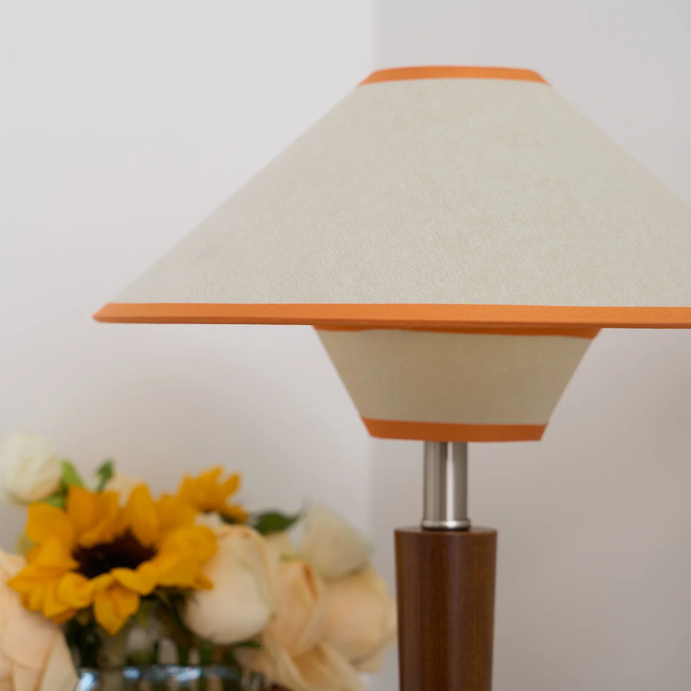 Lampe de table moderne à pied effilé du milieu du siècle avec abat-jour en tissu évasé