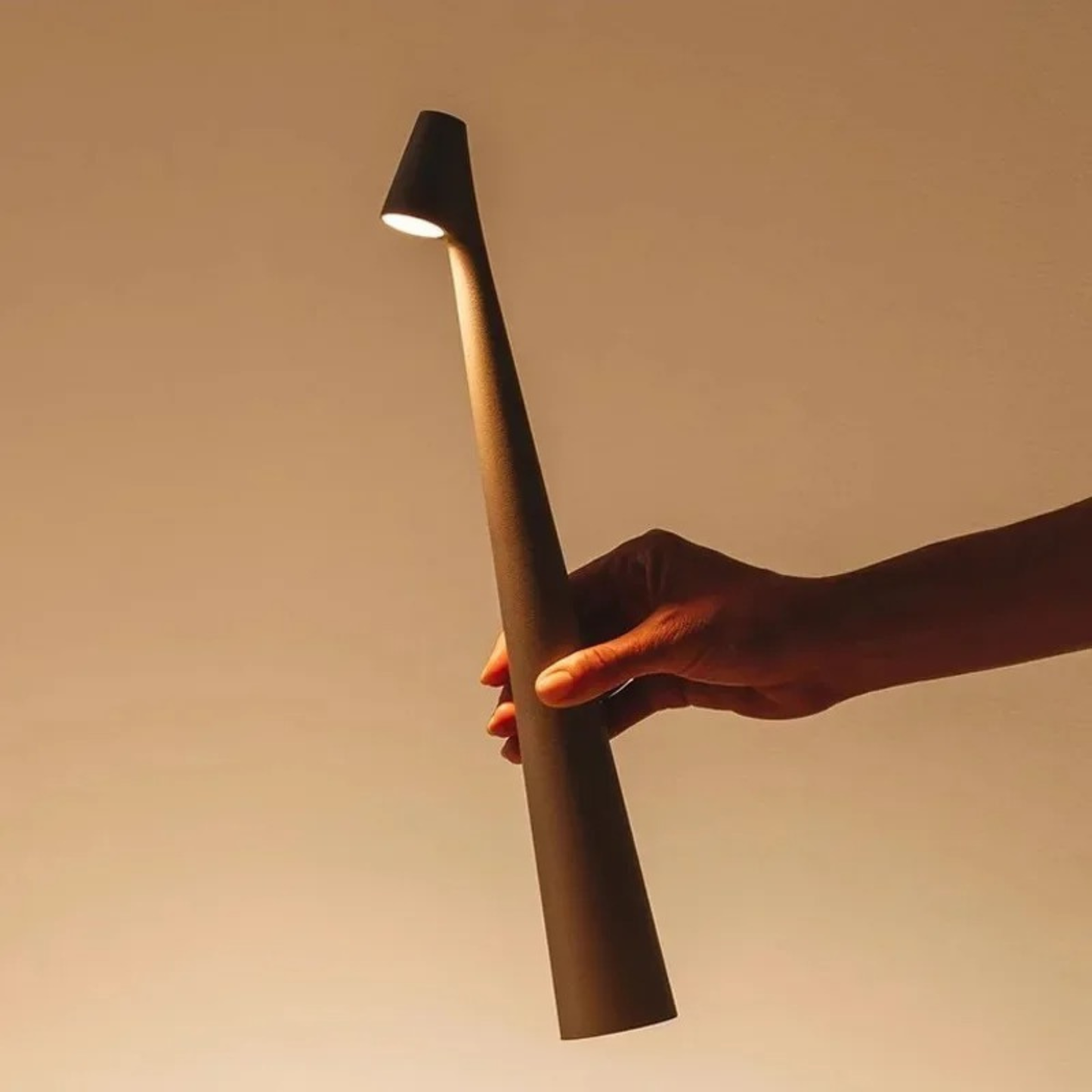 Lampe de table cône nordique minimaliste moderne - Veilleuse de bureau LED effilée