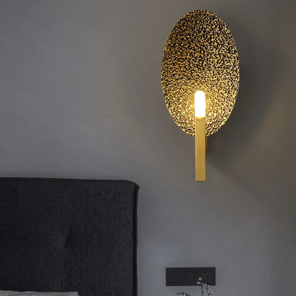Wandlampe aus gehämmertem Kupfer in ovaler Form – Art Deco Metallskulptur mit Struktur