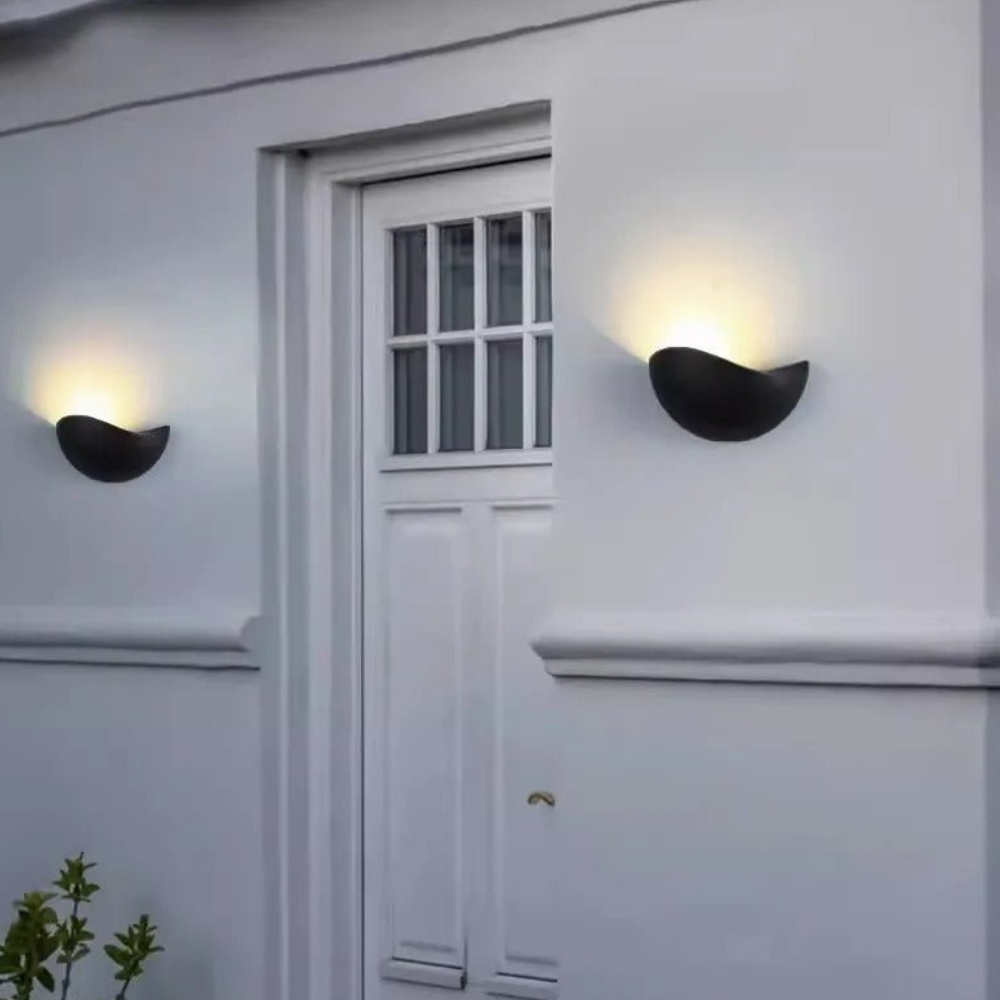 Minimalistische Innen- und Außen-Wandlampe in Halbmondform – Moderne halbkreisförmige Beleuchtung mit zwei Lichtquellen