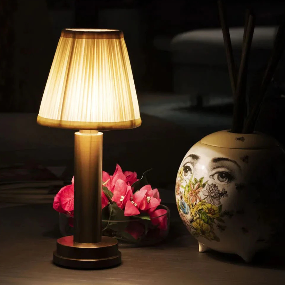 Wiederaufladbare kabellose Tischlampe mit plissiertem Schirm – Tragbare Touch-Dimmleuchte