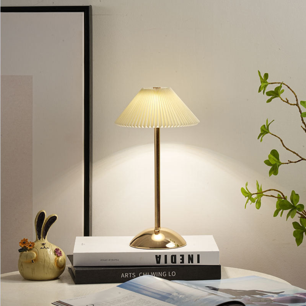 Lampe de bureau en métal avec abat-jour en tissu plissé scandinave, alimentée par USB