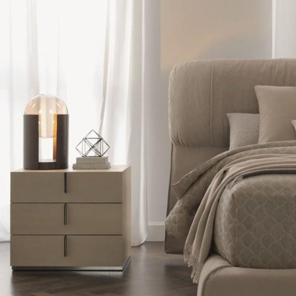 Postmoderne Tischlampe aus bernsteinfarbenem Glas – Matte schwarze Zylinder-Kuppelleuchte