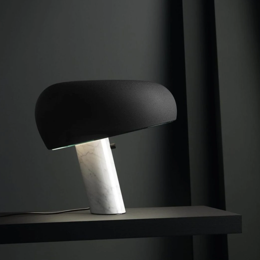 Architektonische Marmor-Basis-Akzentlampe – Minimalistische glänzende Steinsäulenleuchte