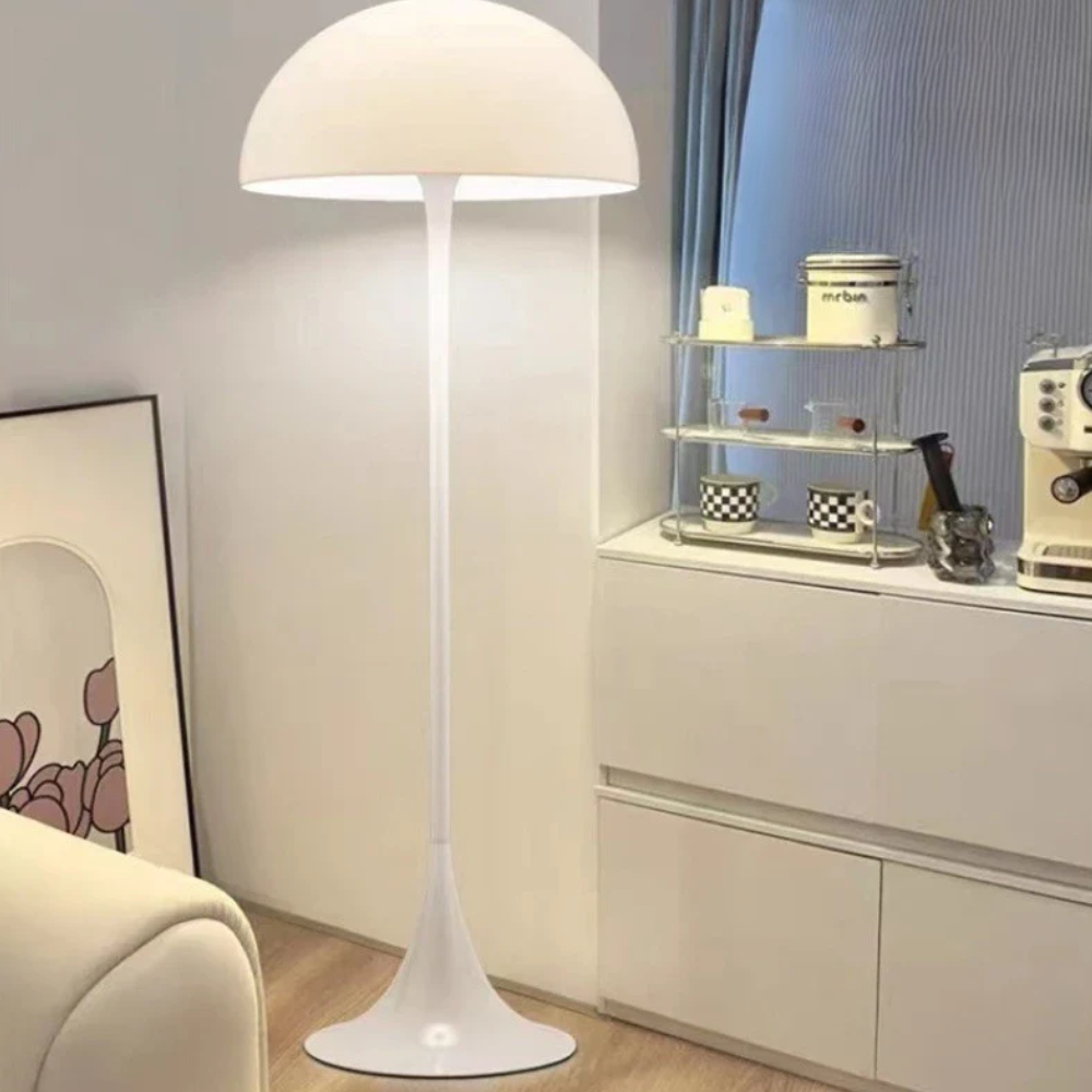 Moderne Stehlampe mit Kuppelschirm und Trompetenfuß – Skandinavischer Stil