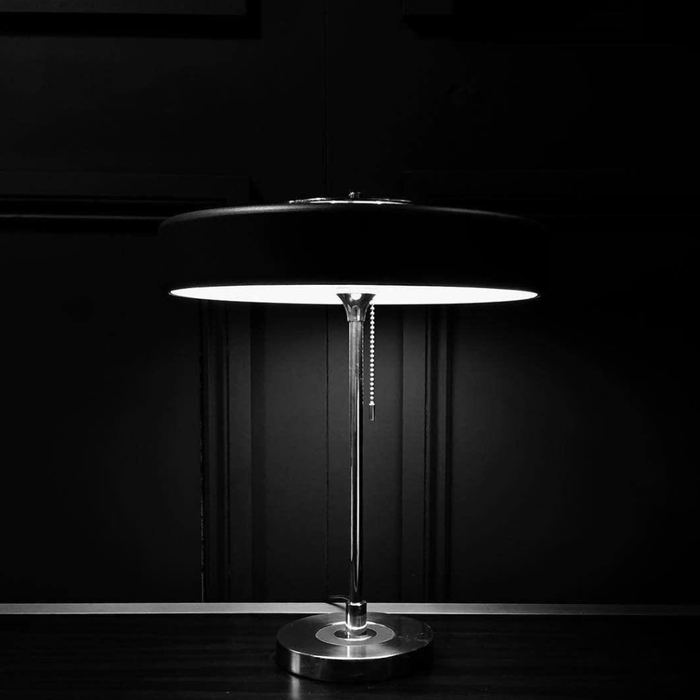 Tischlampe aus gesponnenem Metall mit Zugkette und Acryl-Diffusor – Industrial