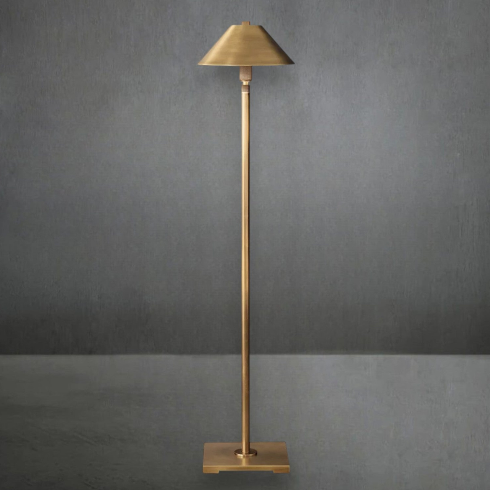 Verstellbare Stehlampe mit Metall-Schrägschirm und Rändel-Details – Architektonisch