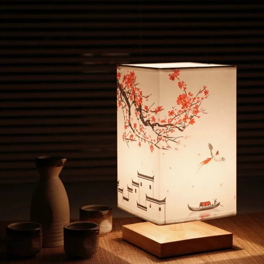 Asiatisch inspirierte Stoffboxlampe mit Holzsockel – Künstlerische Blumenakzentlampe