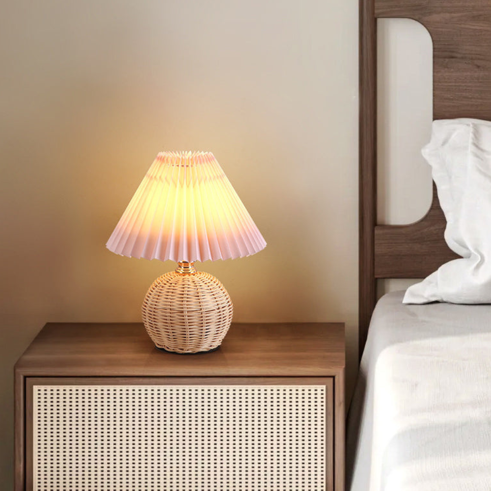 Moderne Tischlampe mit plissiertem Schirm – Nachttischlampe aus natürlichem Rattangeflecht