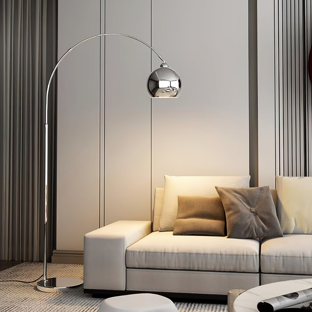 Bogen-Stehlampe mit kugelförmigem Metallschirm und Edelstahlgestell