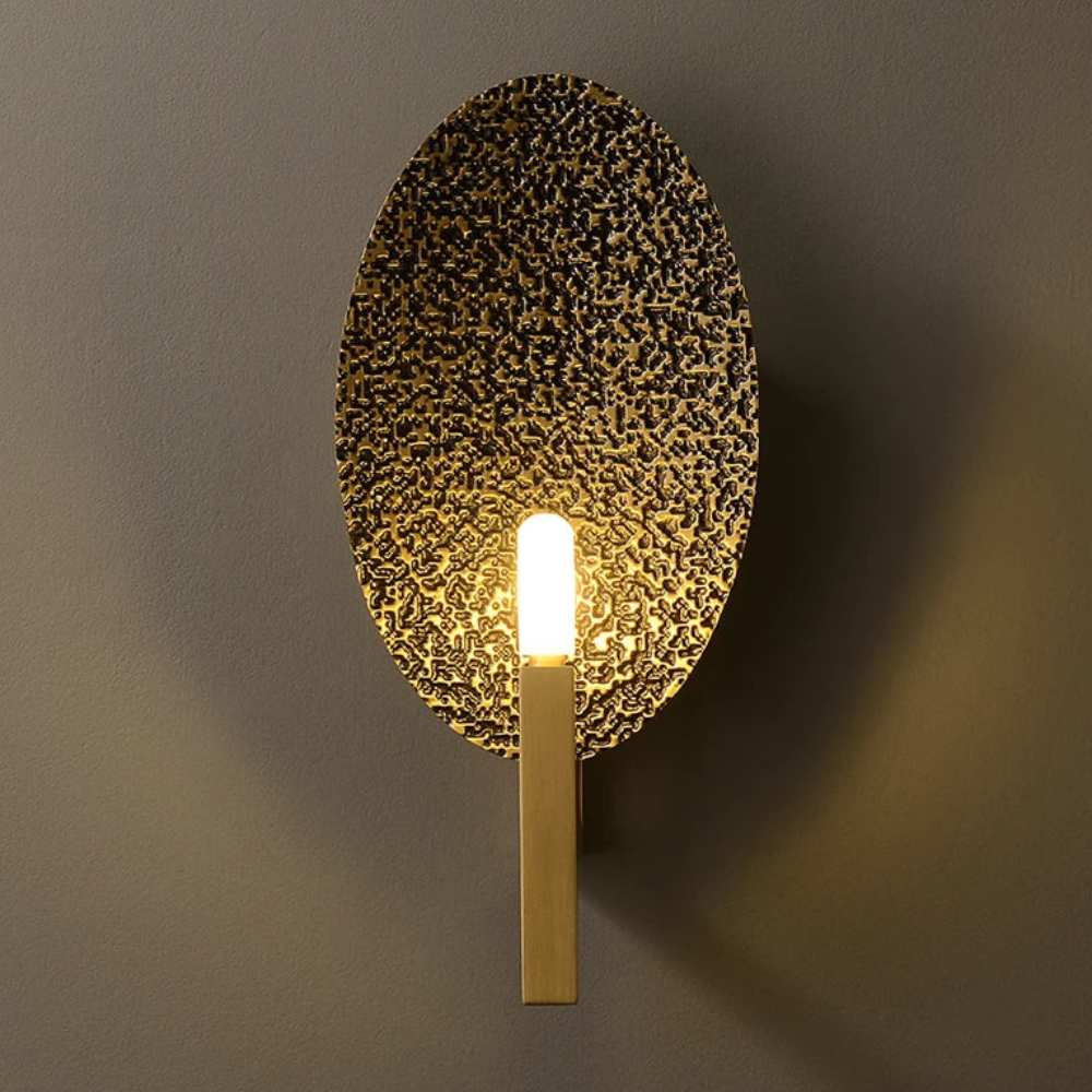 Wandlampe aus gehämmertem Kupfer in ovaler Form – Art Deco Metallskulptur mit Struktur
