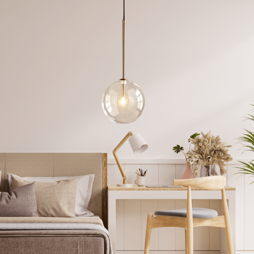 Klarer Glas-Kugelpendelleuchte mit Goldstab – Modern Skandinavisch