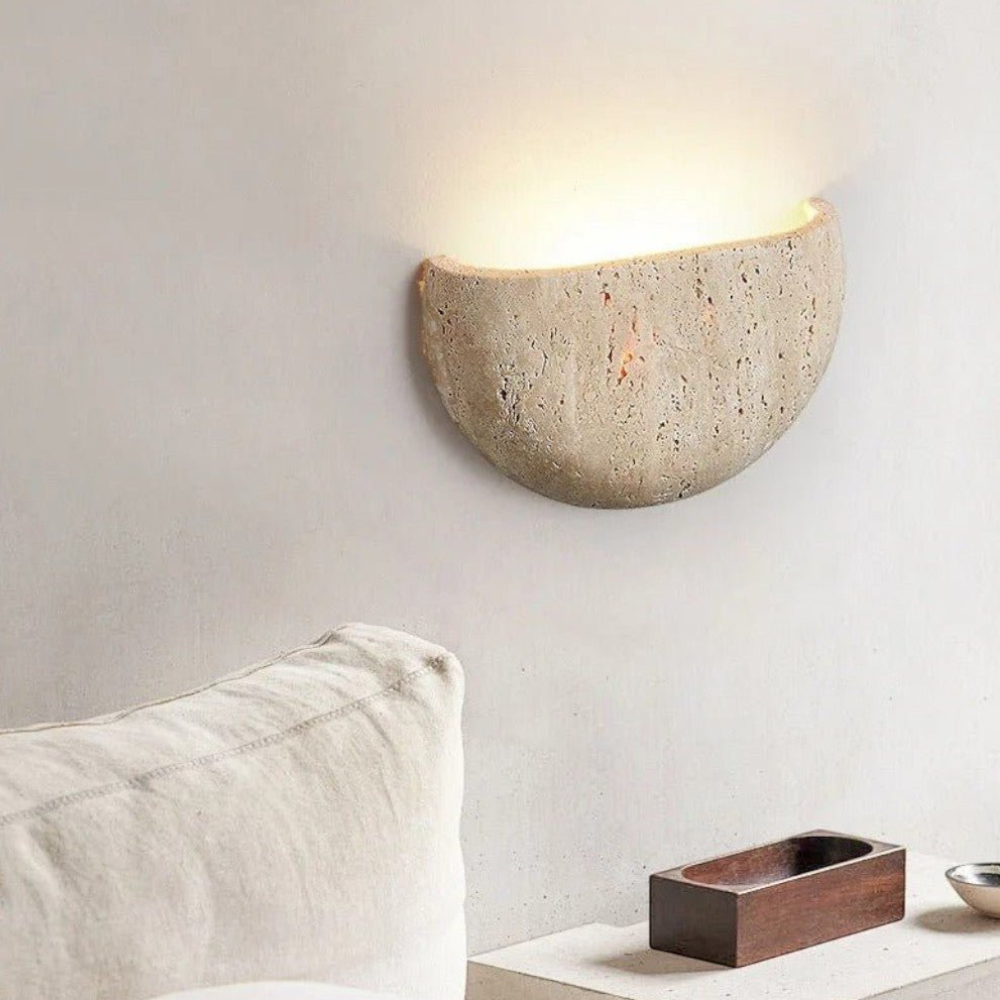 Natürliche Travertin-Stein-Wandleuchte – Japandi Halbmond mit Licht in zwei Richtungen