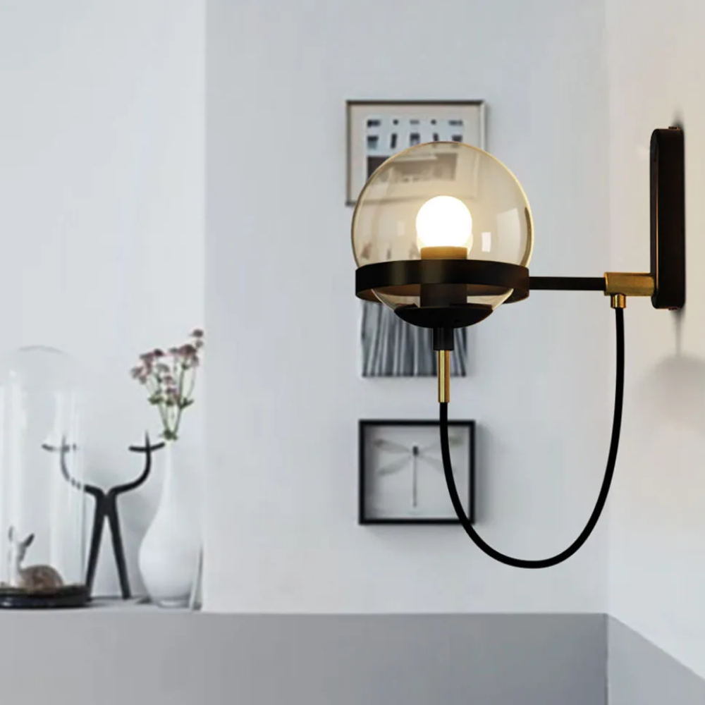 Mid-Century Glas-Kugel-Wandleuchte – Industrielle Kugel-Lampe mit gebogenem Kabel
