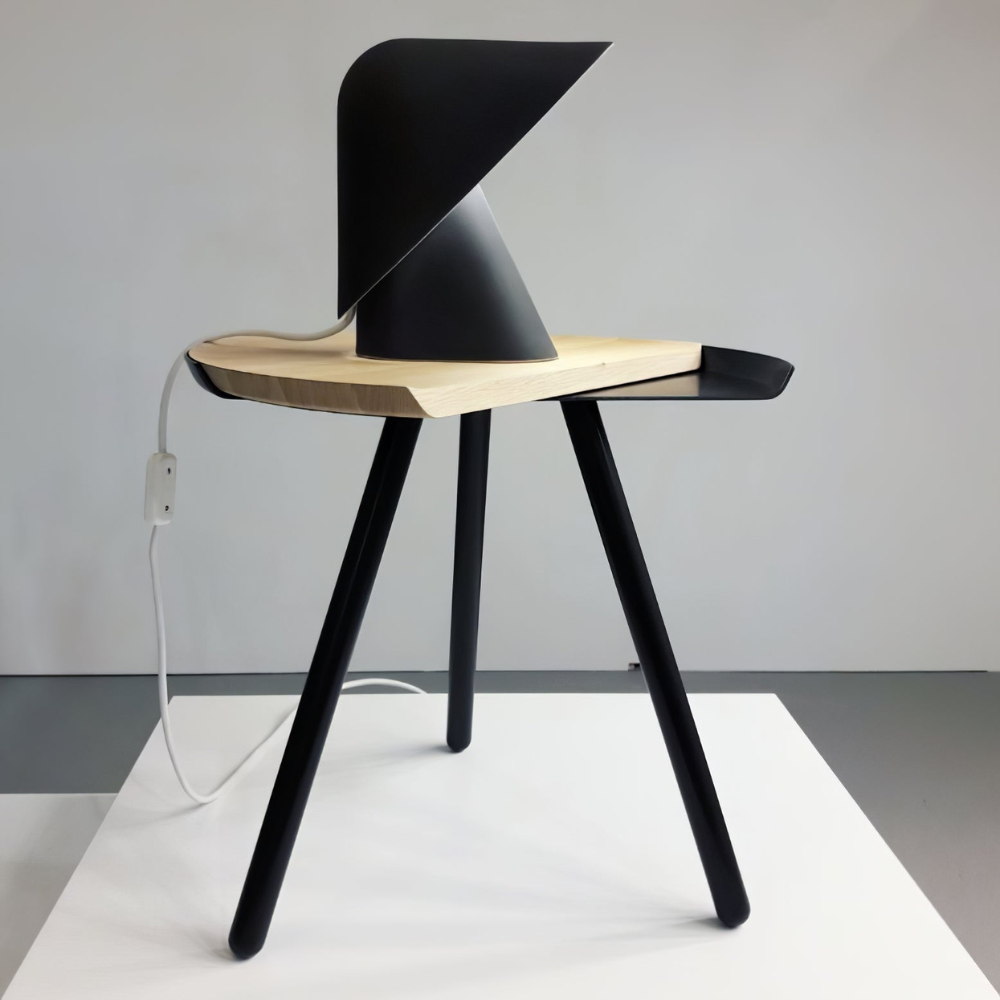 Metallschild-Tischlampe mit mattem Harzfuß – Nordische Schreibtischbeleuchtung