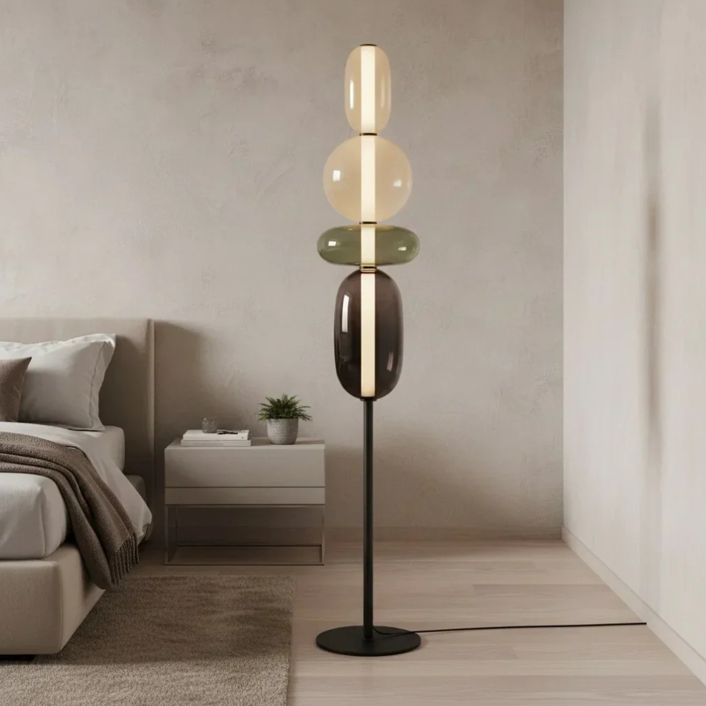 Moderne LED-Stehlampe mit gestapelten mundgeblasenen Glassteinchen und schlankem Metallstab