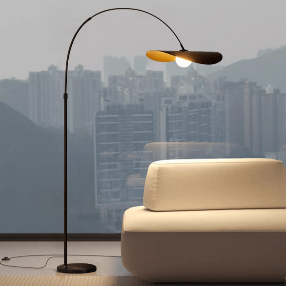 Bogen-Stehlampe mit welligem Blütenschirm und Eisenrahmen – Wabi-Sabi-Stil
