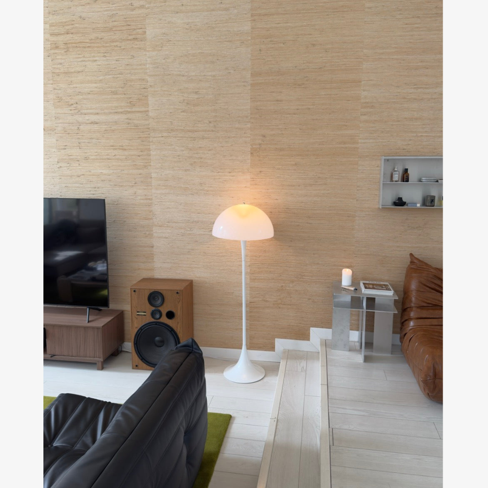 Moderne Stehlampe mit Kuppelschirm und Trompetenfuß – Skandinavischer Stil