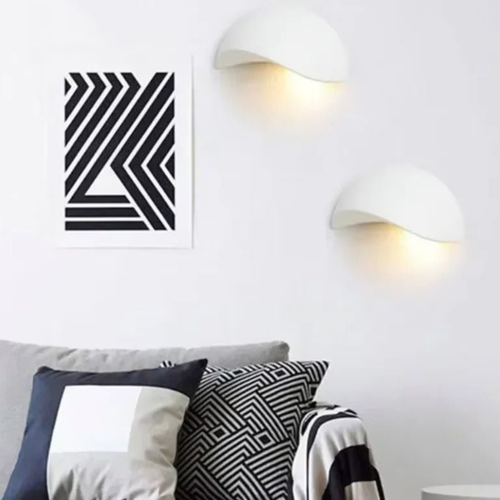 Minimalistische Innen- und Außen-Wandlampe in Halbmondform – Moderne halbkreisförmige Beleuchtung mit zwei Lichtquellen