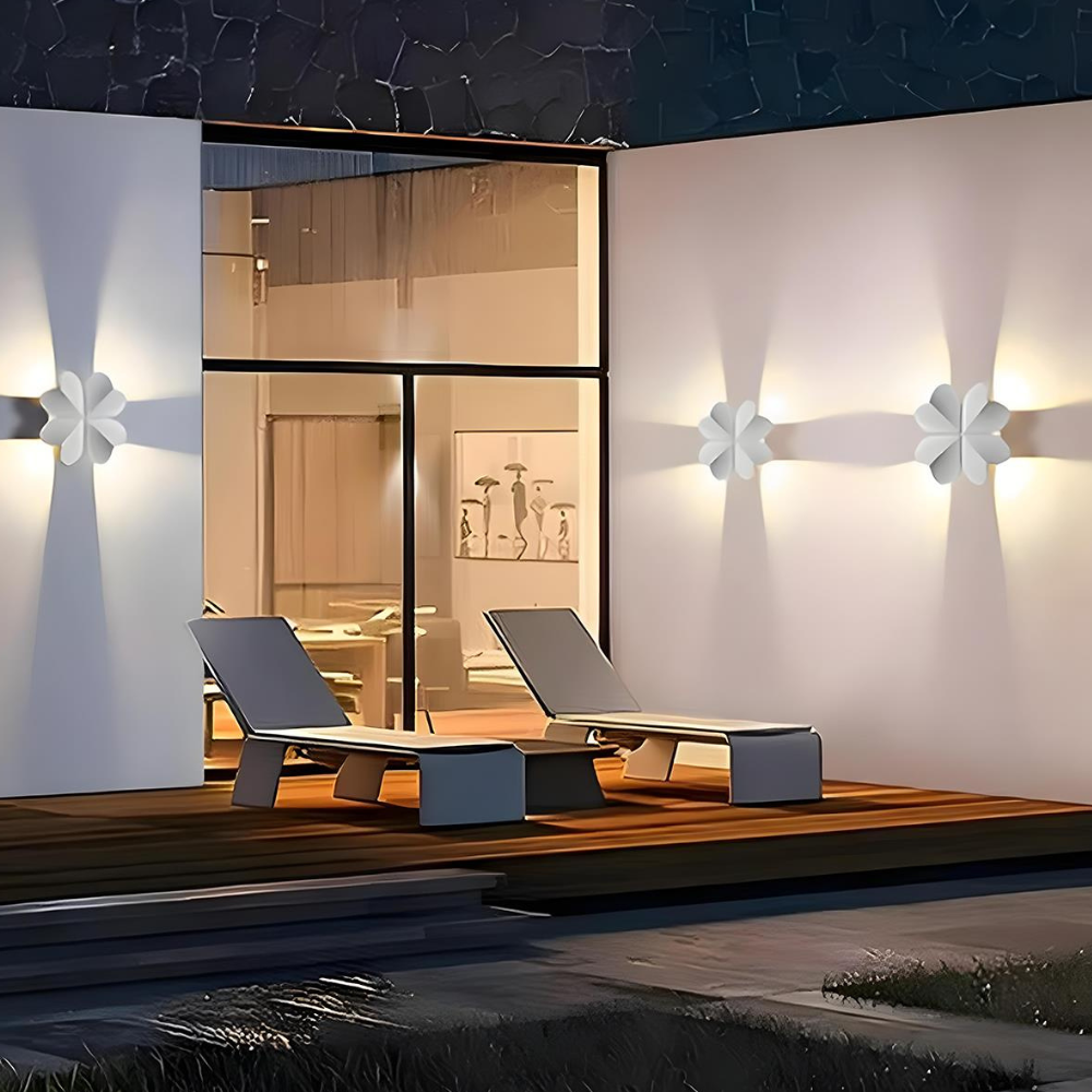 Permanente Außenhausbeleuchtung mit naturinspirierten Silhouetten – Moderne Wandleuchte