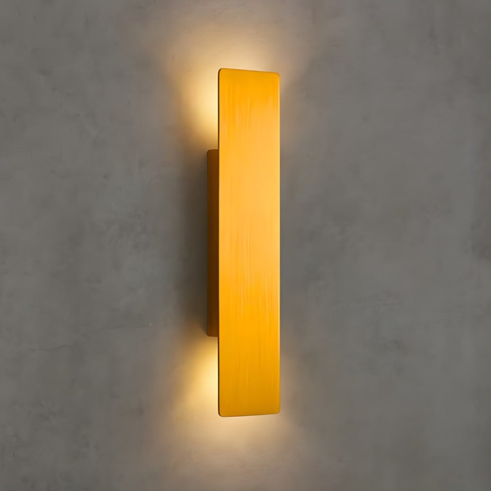 Permanente Außenhausbeleuchtung mit vertikal versetztem Panel – Modern Minimalistisch