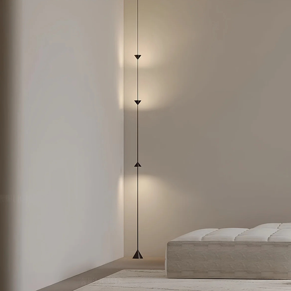 Lampadaire réglable avec câble du sol au plafond et cônes géométriques - Hautement moderne