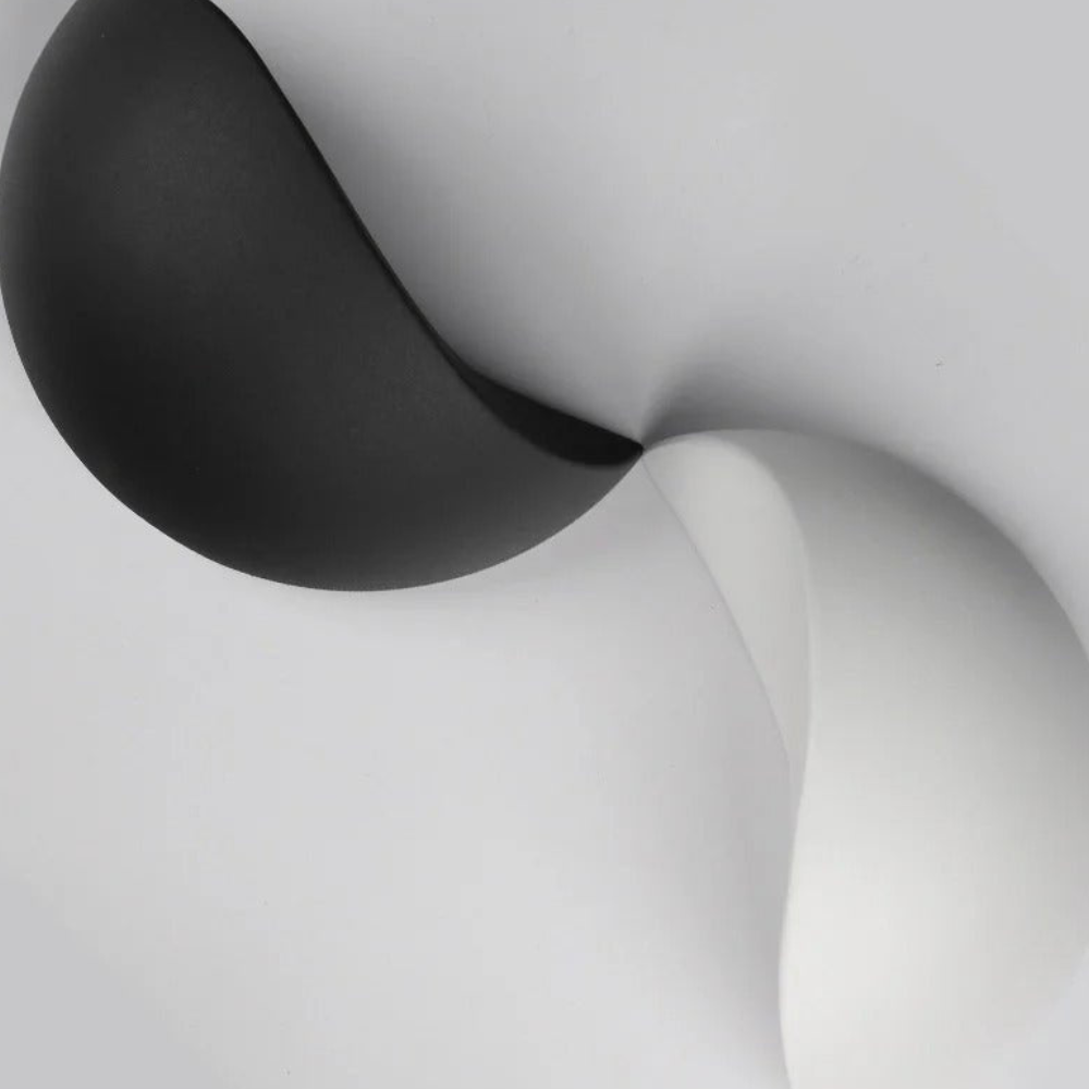 Minimalistische Innen- und Außen-Wandlampe in Halbmondform – Moderne halbkreisförmige Beleuchtung mit zwei Lichtquellen