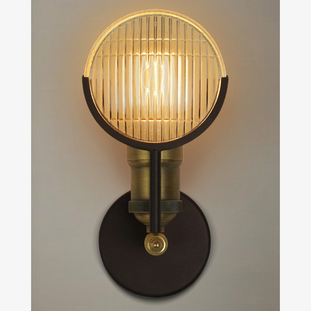 Industrielle Wandleuchte mit Fresnel-Glaslinse – Vintage geripptes Messing