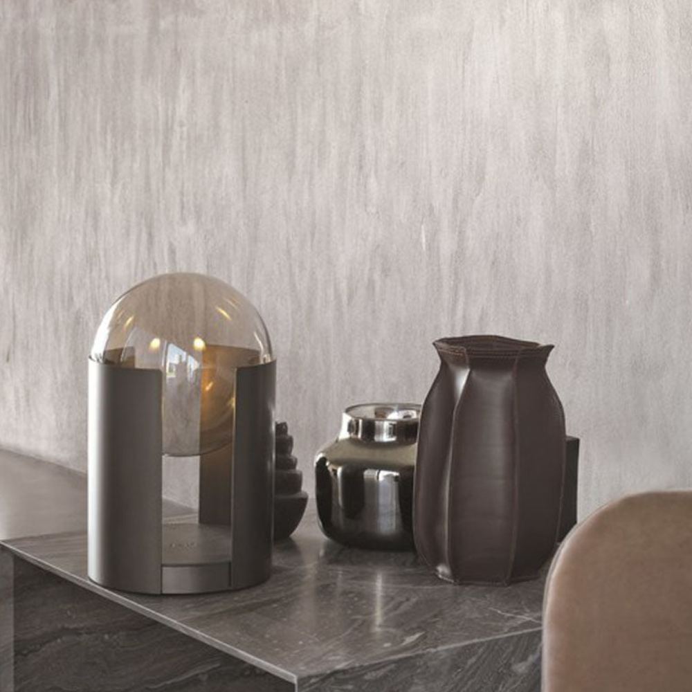Postmoderne Tischlampe aus bernsteinfarbenem Glas – Matte schwarze Zylinder-Kuppelleuchte