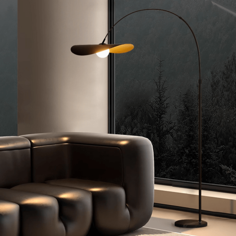 Bogen-Stehlampe mit welligem Blütenschirm und Eisenrahmen – Wabi-Sabi-Stil