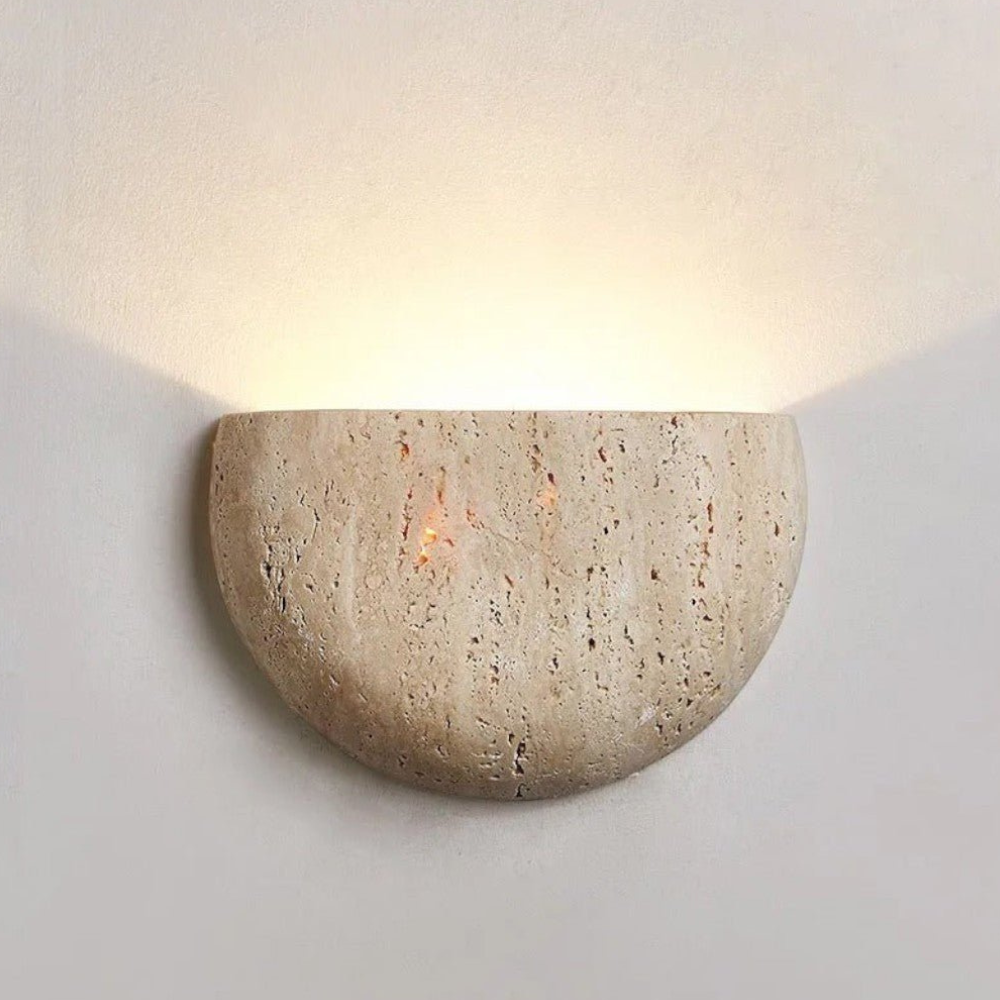 Natürliche Travertin-Stein-Wandleuchte – Japandi Halbmond mit Licht in zwei Richtungen
