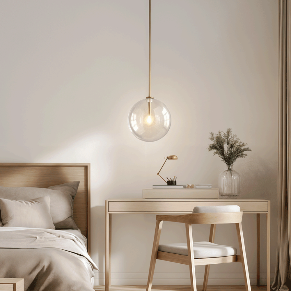 Klarer Glas-Kugelpendelleuchte mit Goldstab – Modern Skandinavisch