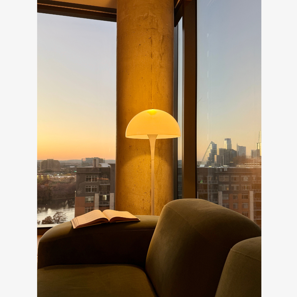 Moderne Stehlampe mit Kuppelschirm und Trompetenfuß – Skandinavischer Stil