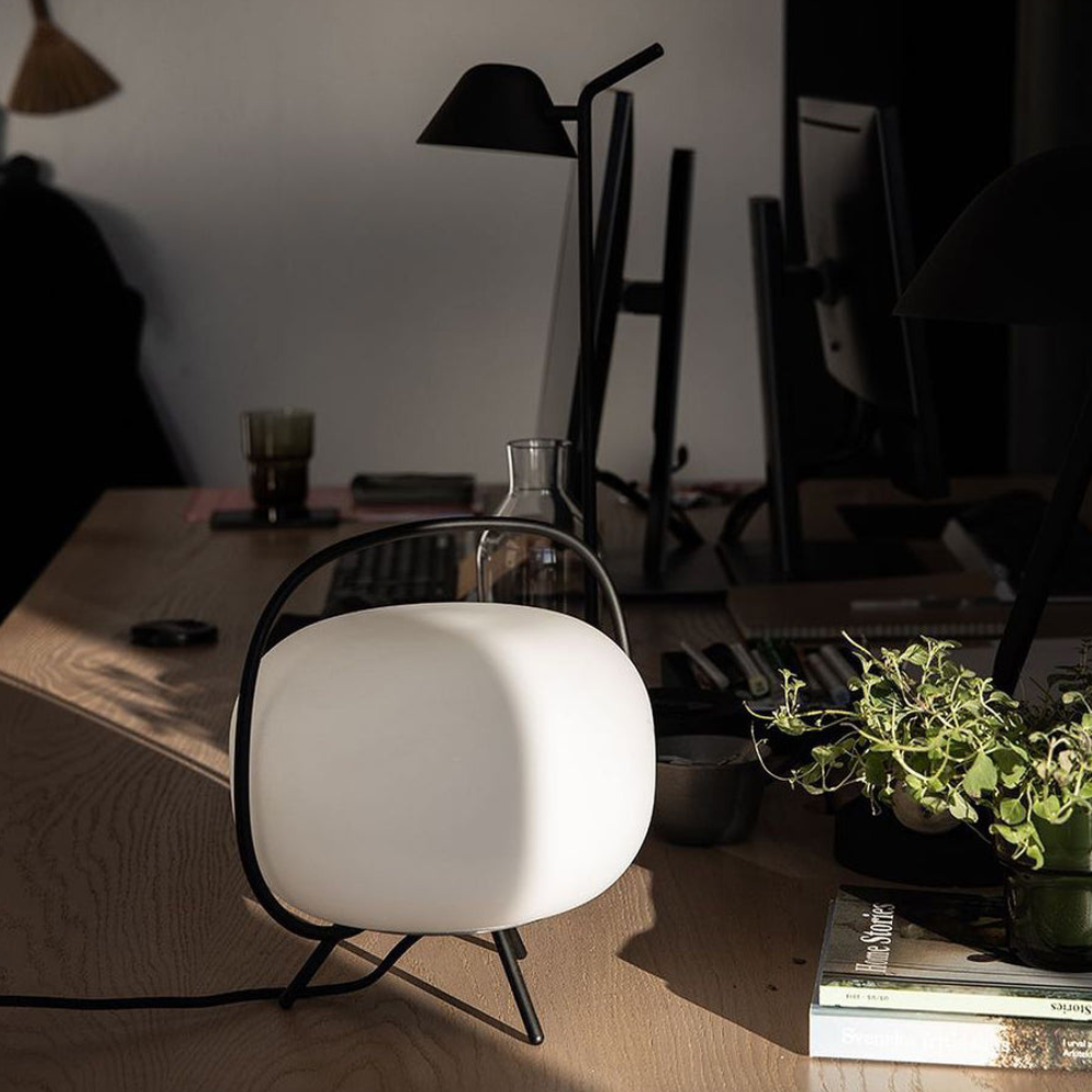 Moderne japanische Tischlaterne – Minimalistische mattierte Glas-Stimmungsleuchte