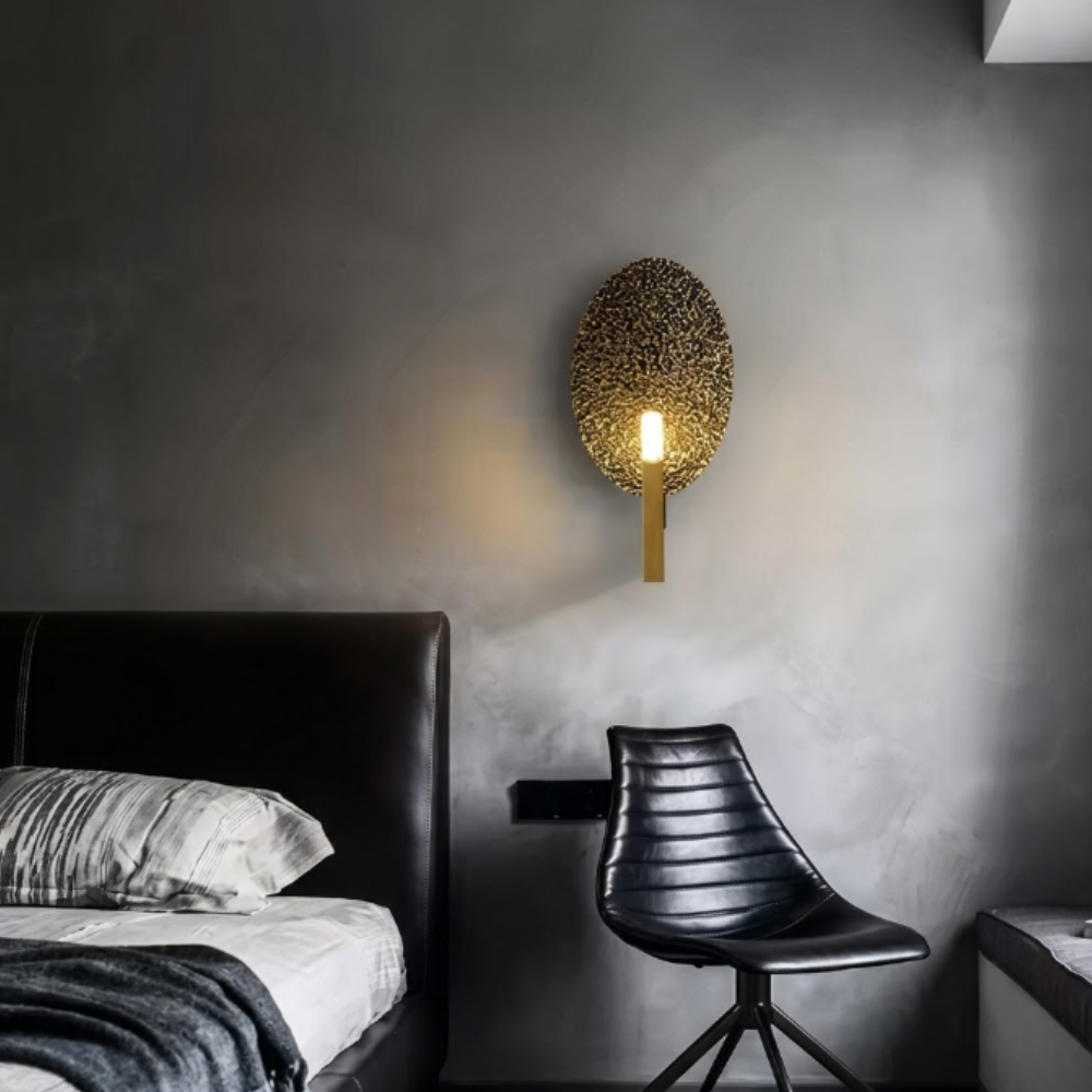 Wandlampe aus gehämmertem Kupfer in ovaler Form – Art Deco Metallskulptur mit Struktur