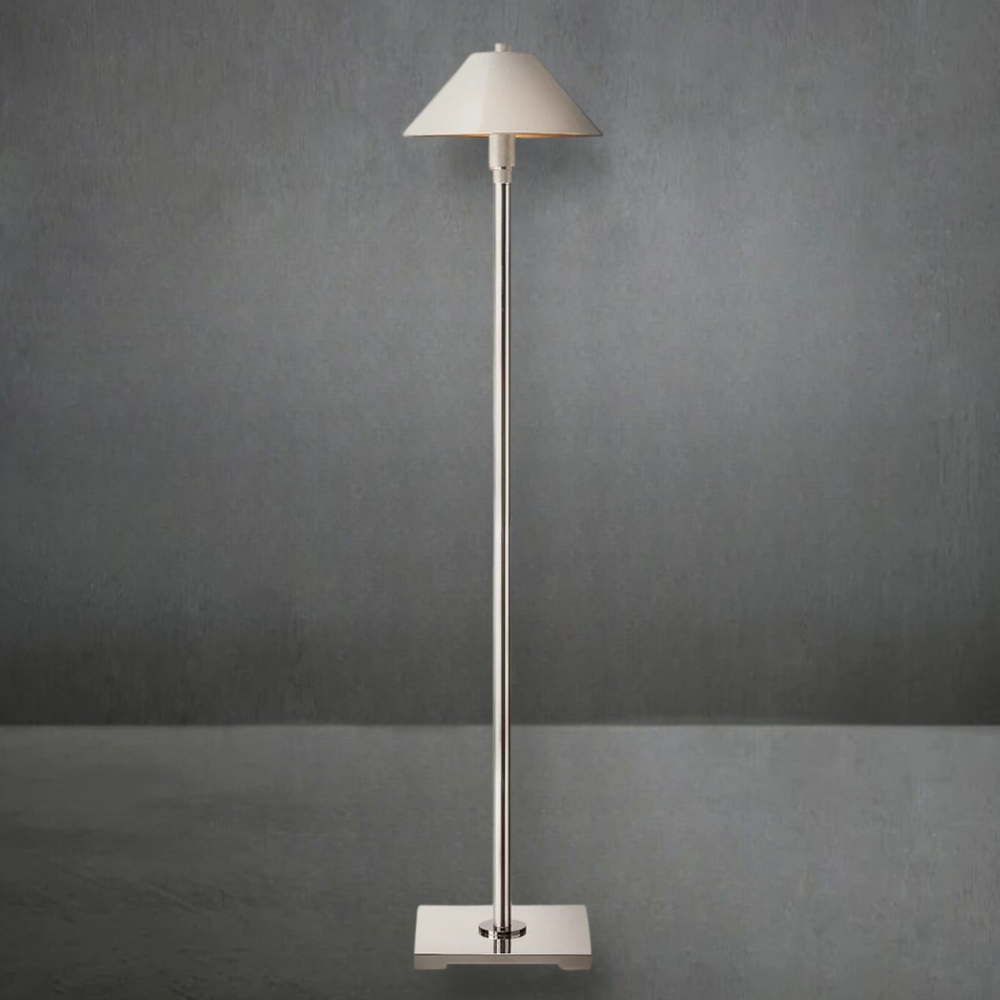 Verstellbare Stehlampe mit Metall-Schrägschirm und Rändel-Details – Architektonisch