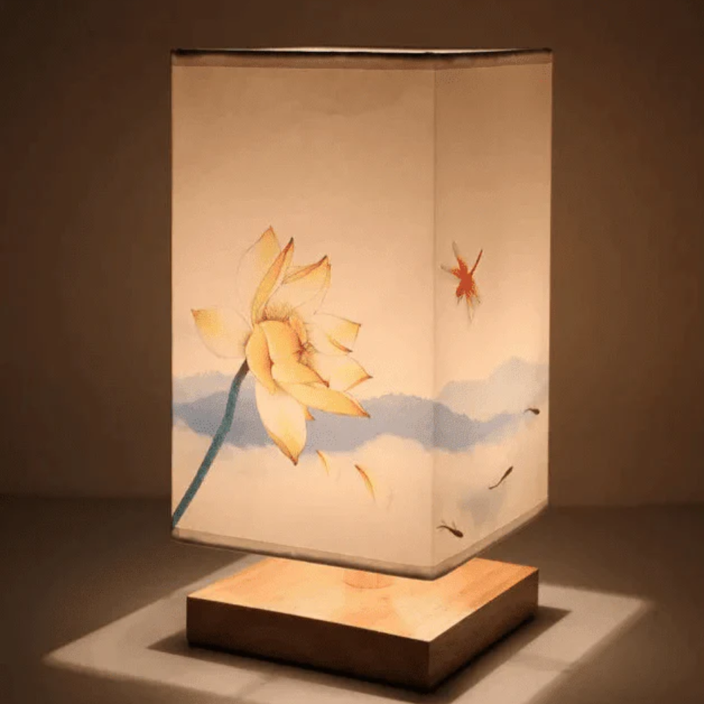 Asiatisch inspirierte Stoffboxlampe mit Holzsockel – Künstlerische Blumenakzentlampe