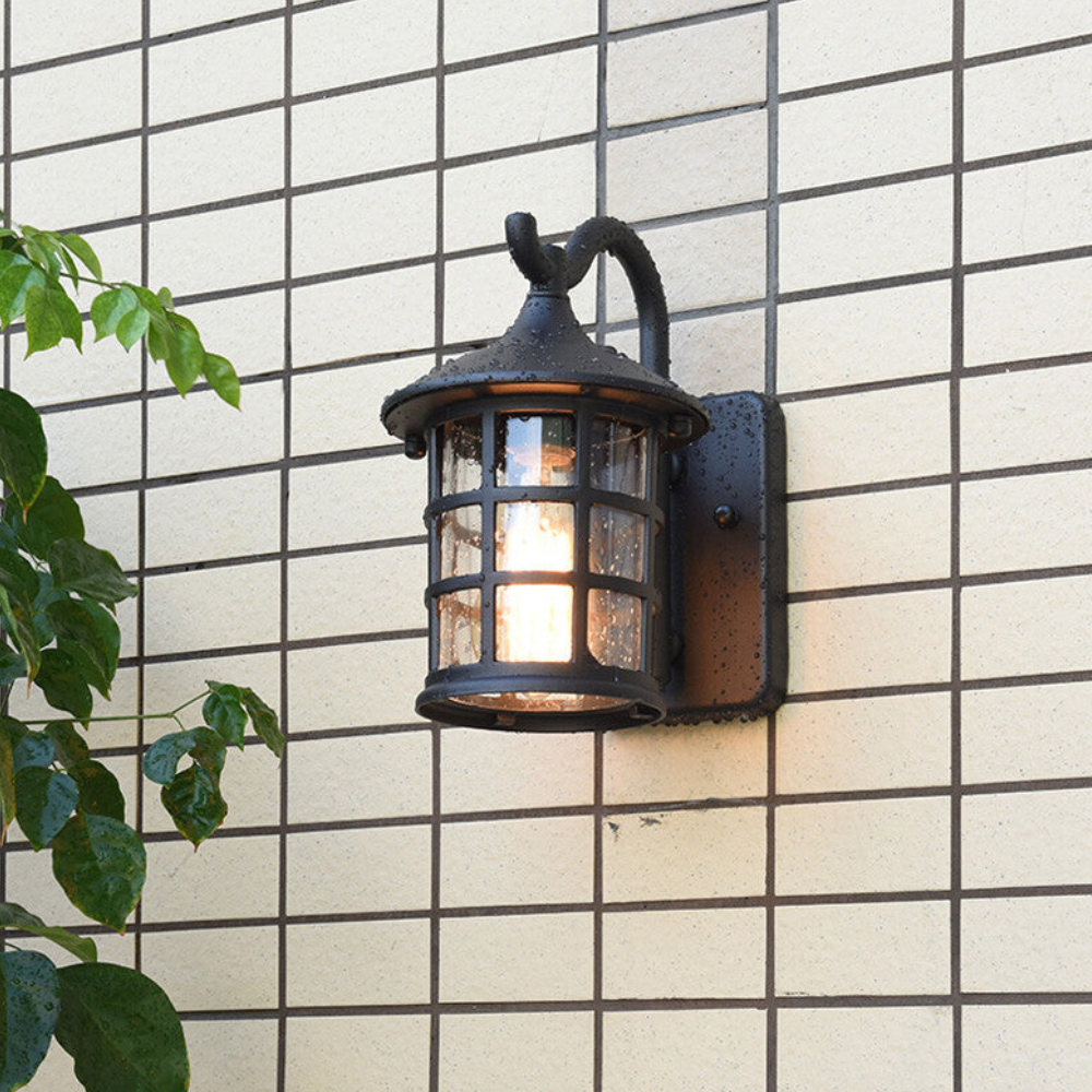 LED-Veranda-Laterne mit klassischer europäischer Silhouette und schwarzer oder bronzefarbener Oberfläche – Zeitgenössische Wandleuchte