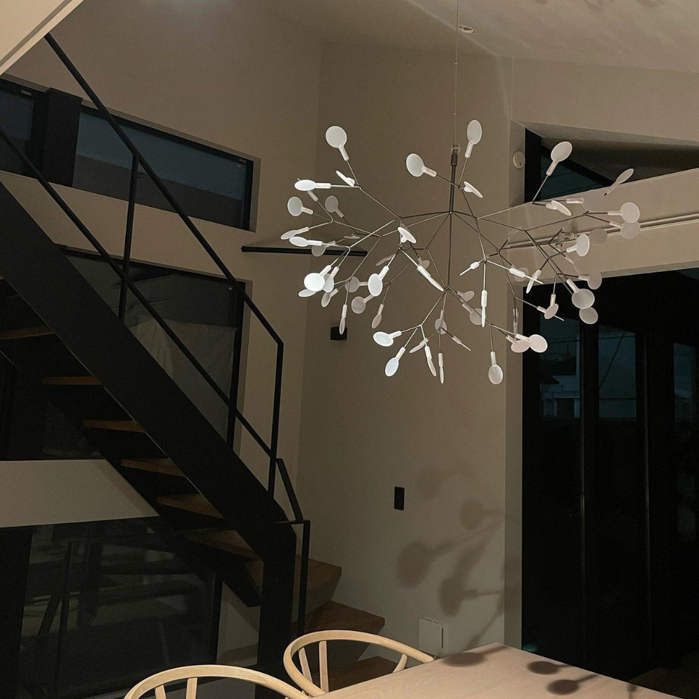Sputnik-Kronleuchter mit Acryl-Glühwürmchenblättern – Modernes botanisches Licht