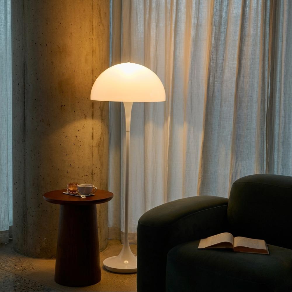Moderne Stehlampe mit Kuppelschirm und Trompetenfuß – Skandinavischer Stil
